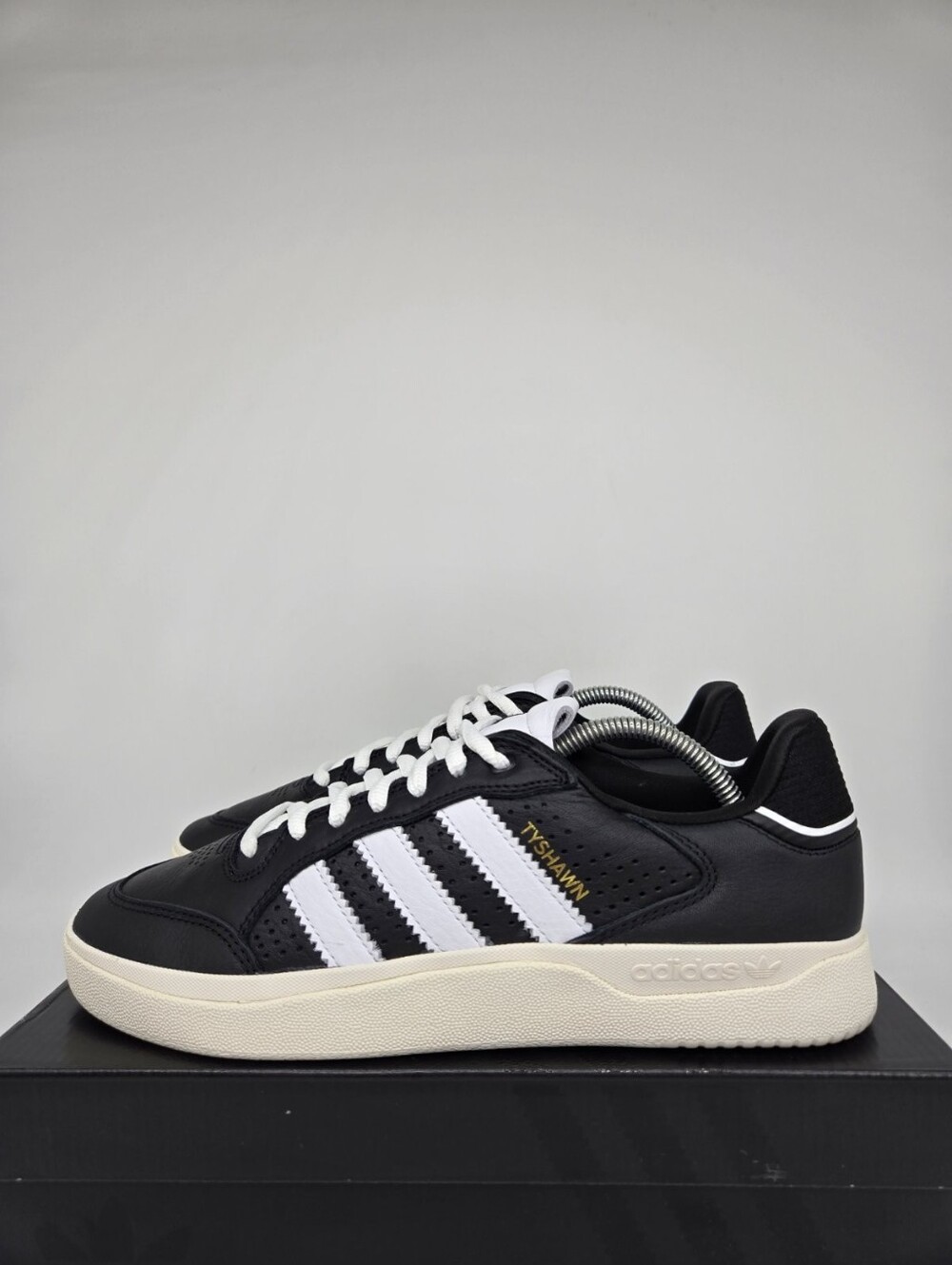adidas Men's Tyshawn Low JQ1137 Core Black Cloud White Shoes Size 11